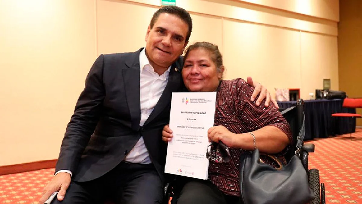 Entrega Silvano Aureoles escrituras a víctimas de los atentados del 15-S