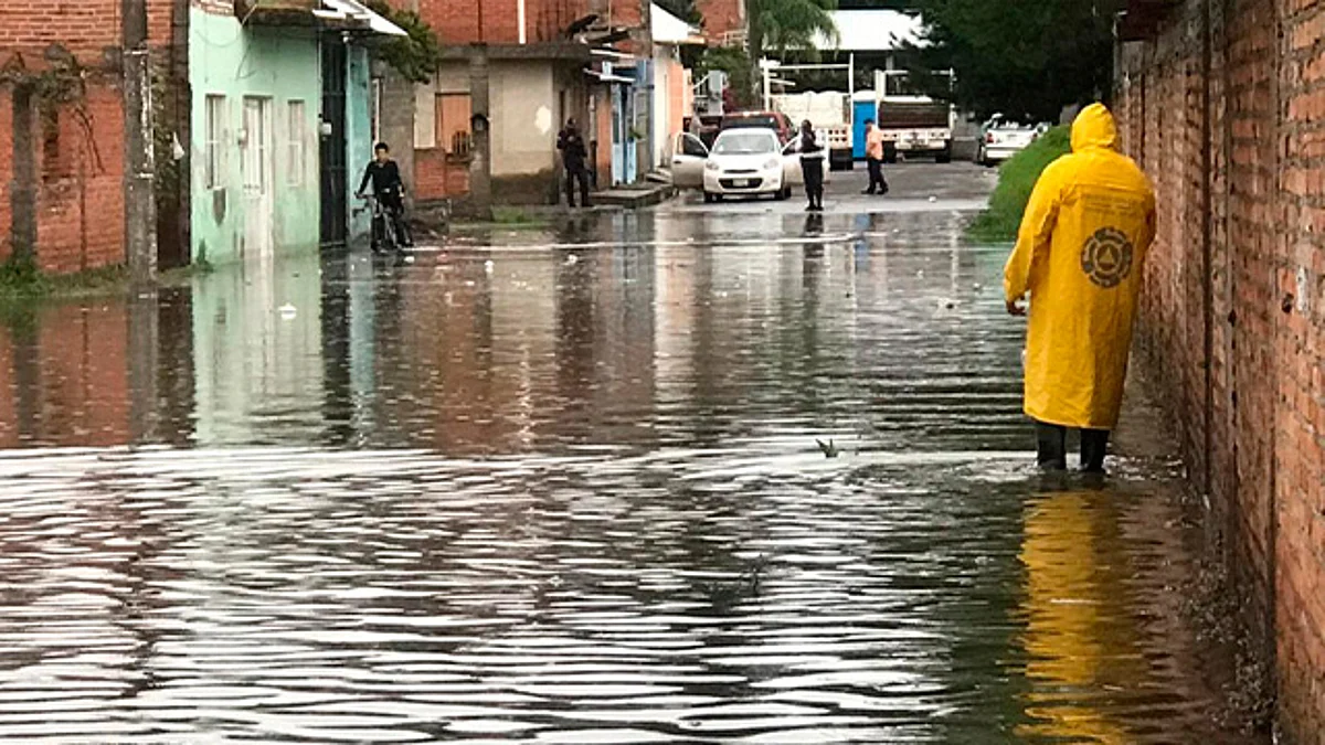 Inundaciones y derrumbe de bardas, saldo tras tormenta en Michoacán