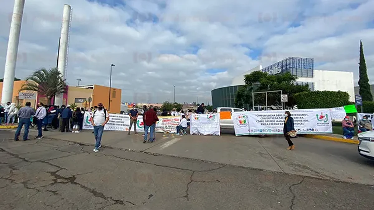 Maestros cierran paso a plaza La Huerta, previo a marcha al centro de Morelia