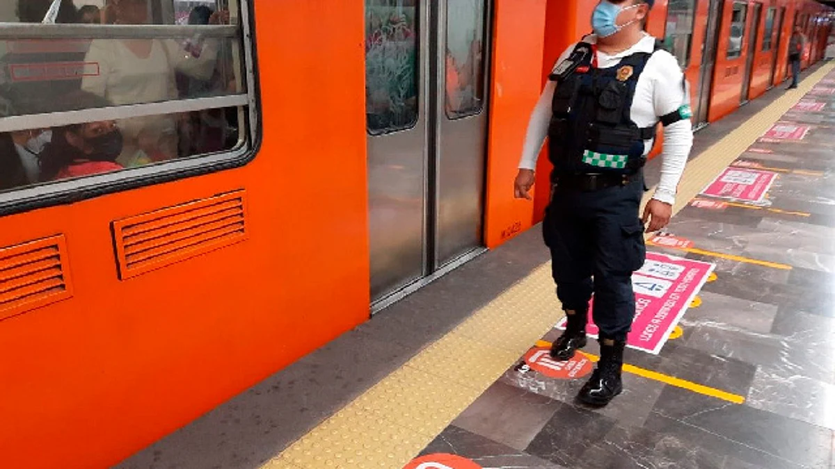 Tras discusión, hombre intenta arrojar a su novia a las vías del Metro en CDMX