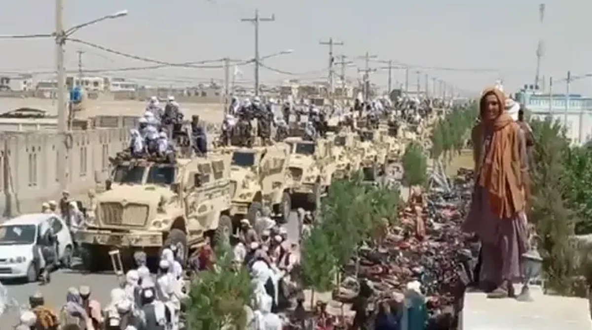 Talibanes festejan con arsenal de Estados Unidos la salida de sus tropas
