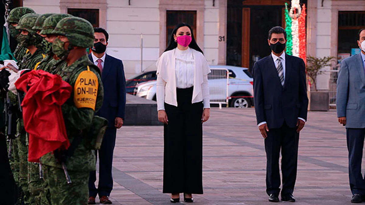 Adriana Hernández rinde honores a la Bandera Nacional y próceres de la patria
