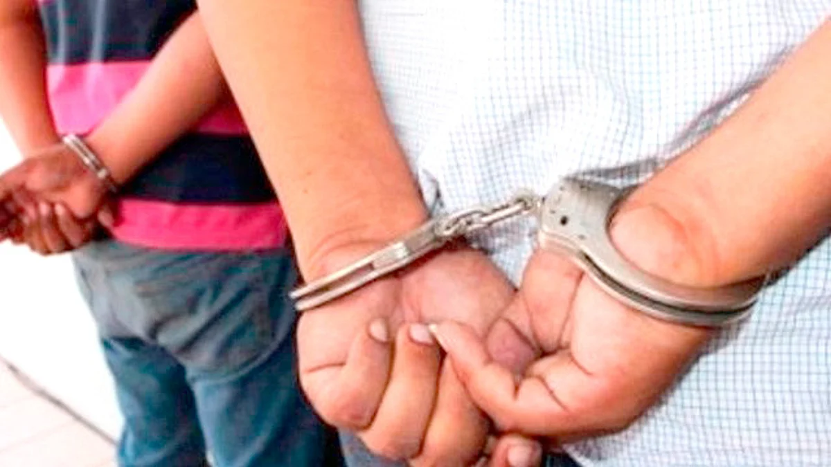 Detienen a tres hombres y una mujer por posesión de armas, en Michoacán