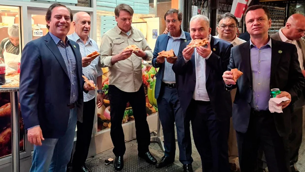 Por no estar vacunado, Jair Bolsonaro cena pizza en calle de Nueva York