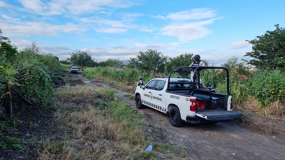 Michoacán: dejan cadáver en camino de terracería; estaba atado de pies