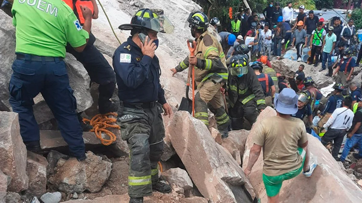 Un muerto y 10 desaparecidos tras derrumbe en el Cerro del Chiquihuite