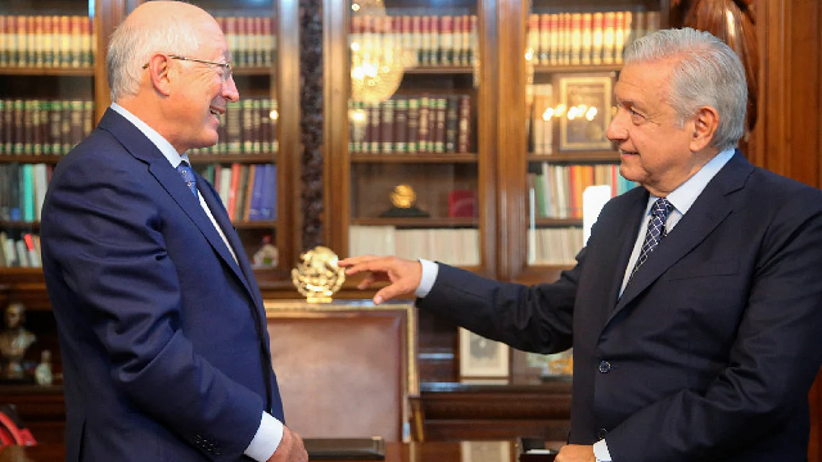 Ken Salazar presenta a AMLO cartas credenciales como embajador de EU