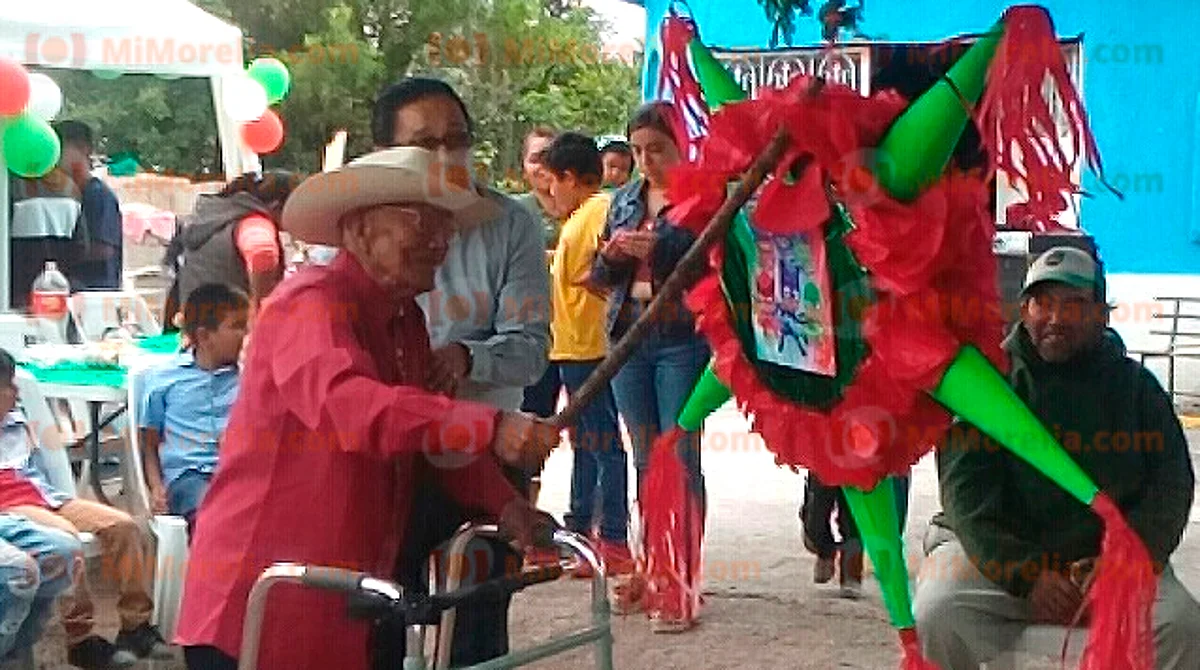 Festeja sus 111 años de vida don Adolfo y es de Michoacán