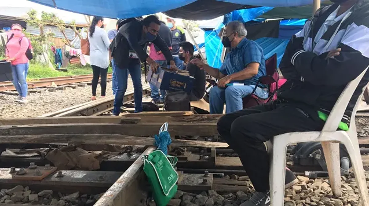Vías del tren en Michoacán, 67 días bloqueadas, y contando
