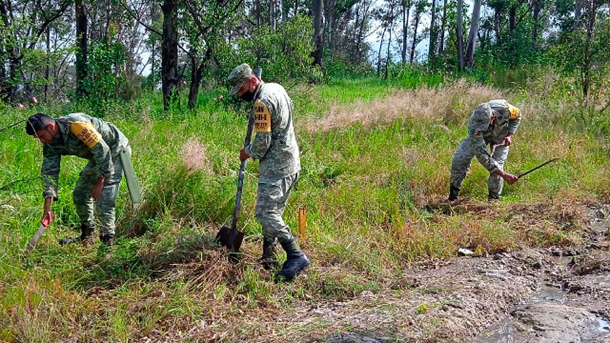 Ejército mexicano realiza labor social en el asta bandera de Morelia