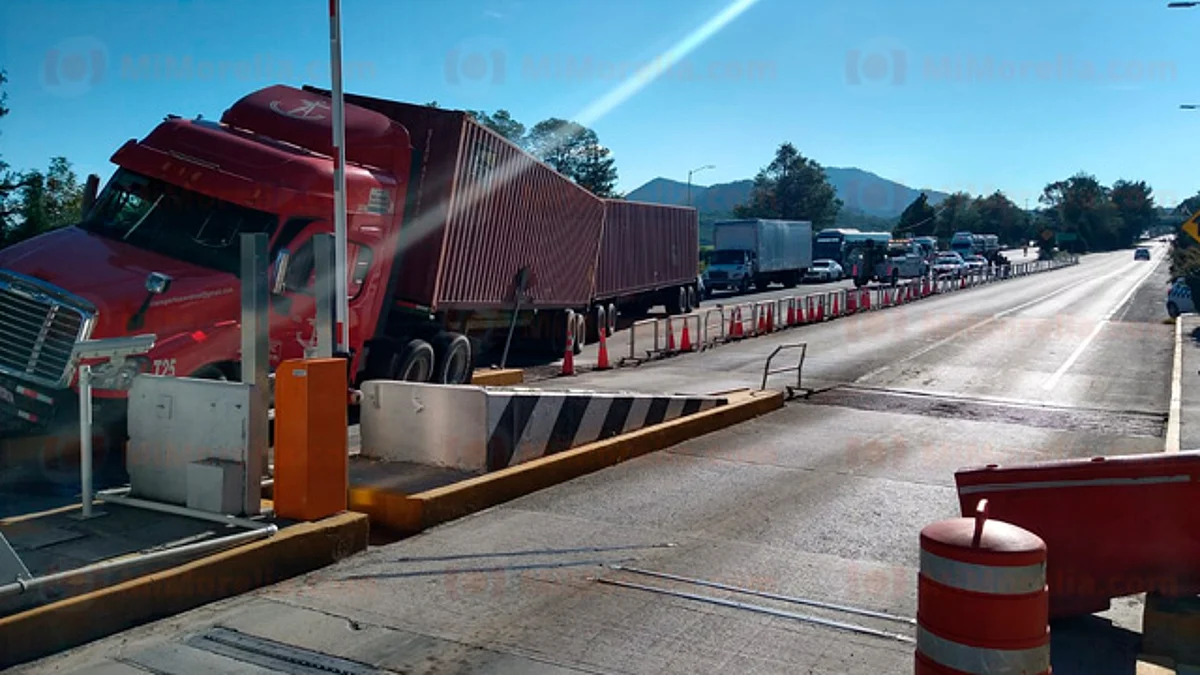 Tráiler se queda sin frenos y choca contra muro de caseta de cobro de Zinapécuaro