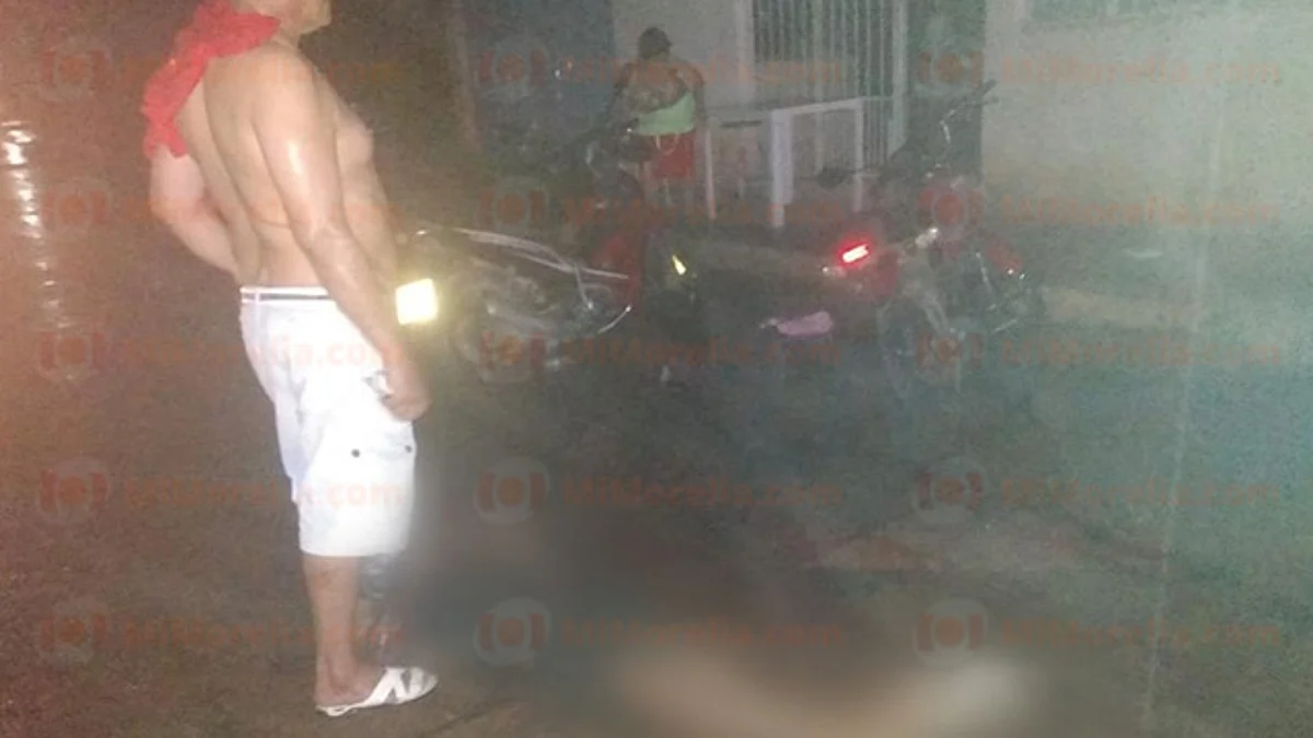 Michoacán: muere electrocutado al retirar un cable que cayó en su moto