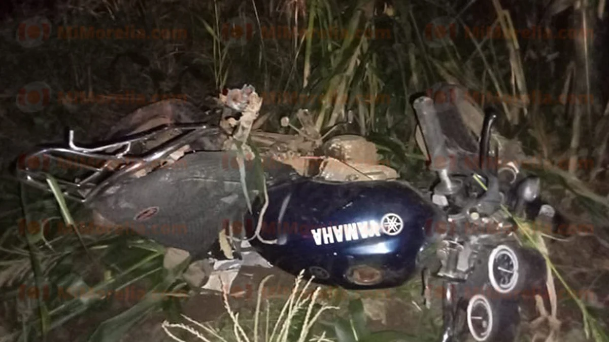 Un muerto y un lesionado, en choque de moto y auto en Tacámbaro