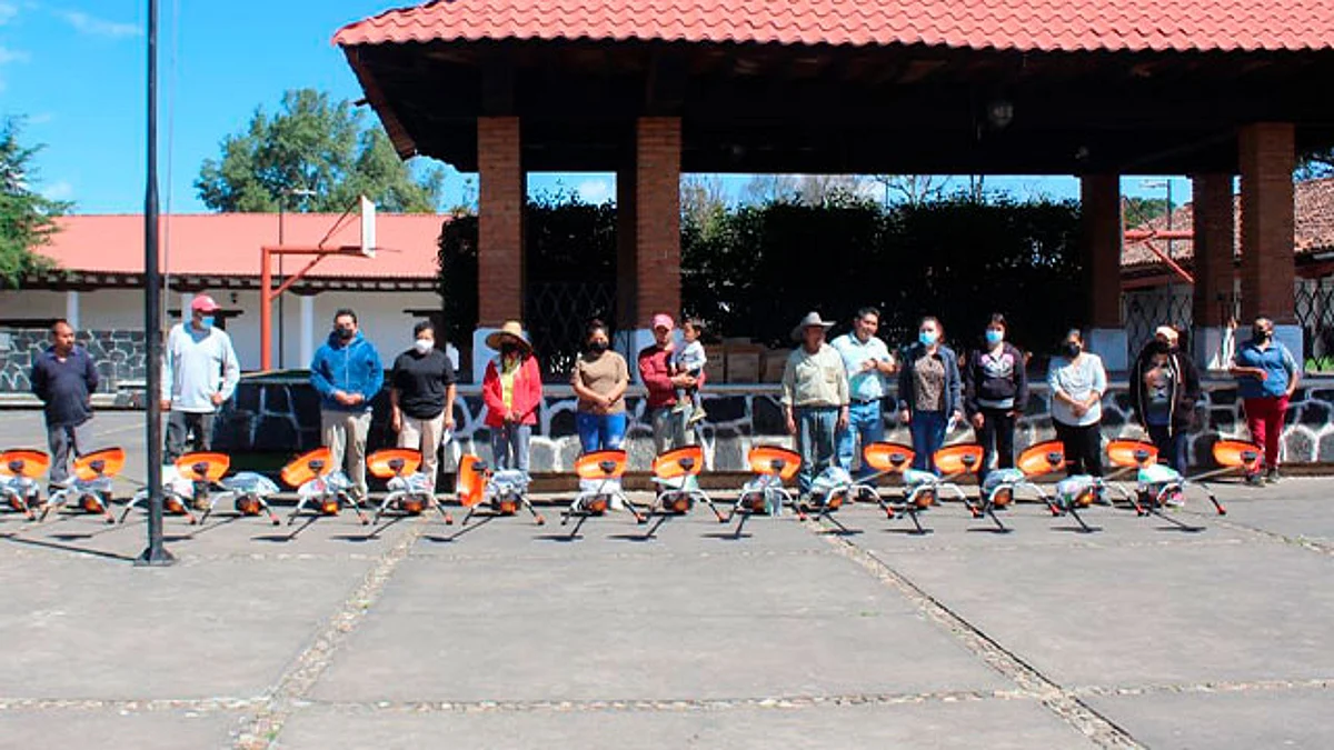 Entrega Gobierno de Pátzcuaro herramienta agrícola en San Juan Tumbio