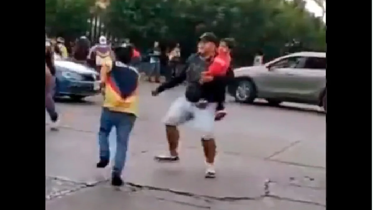 Con niño en brazos, hombre patea a aficionado del América e inicia pelea