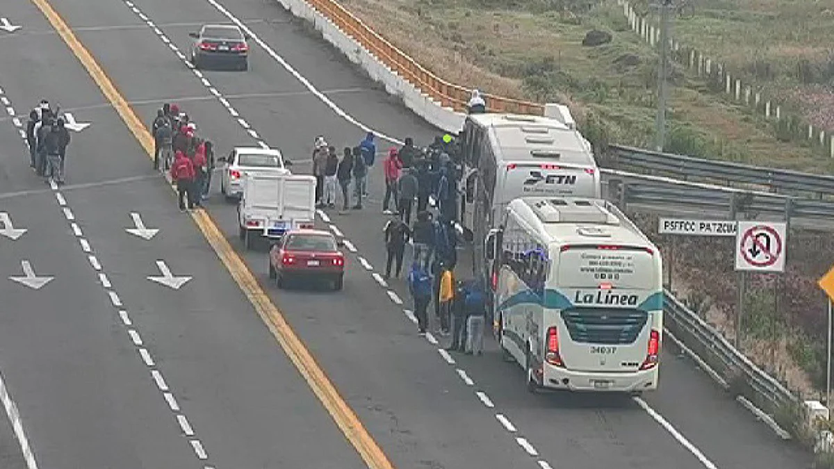 Presuntos normalistas secuestran autobuses en la autopista Cuitzeo-Pátzcuaro