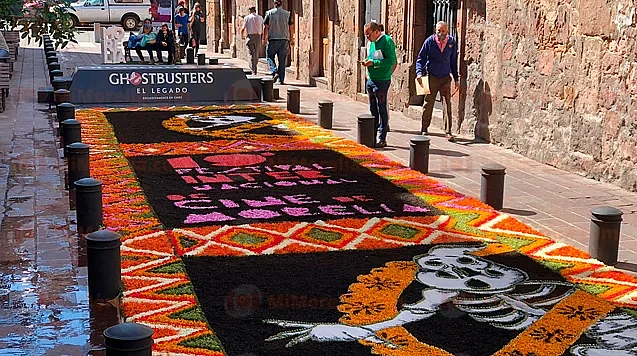 En el centro hay un tapete, frente a catedral, inspirado en la obra