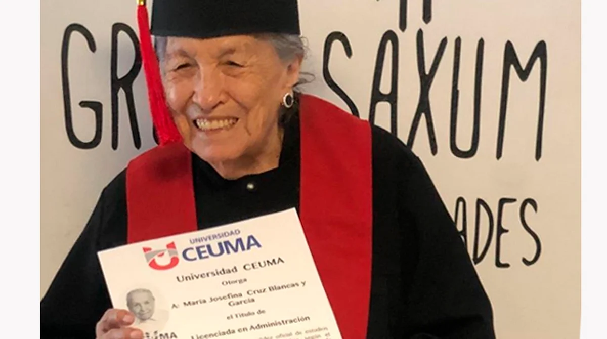 Abuelita moreliana se gradúa a los 93 años con excelentes calificaciones