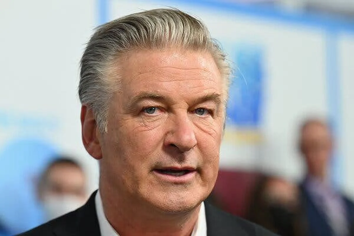 Revelan fotos de Alec Baldwin tras disparar arma de utilería y matar a mujer