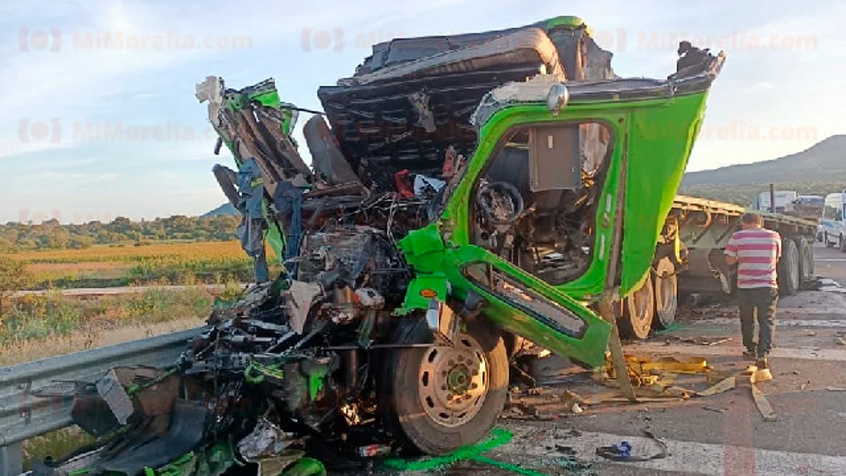 Choque entre camiones de carga deja 2 heridos en la Pátzcuaro-Cuitzeo