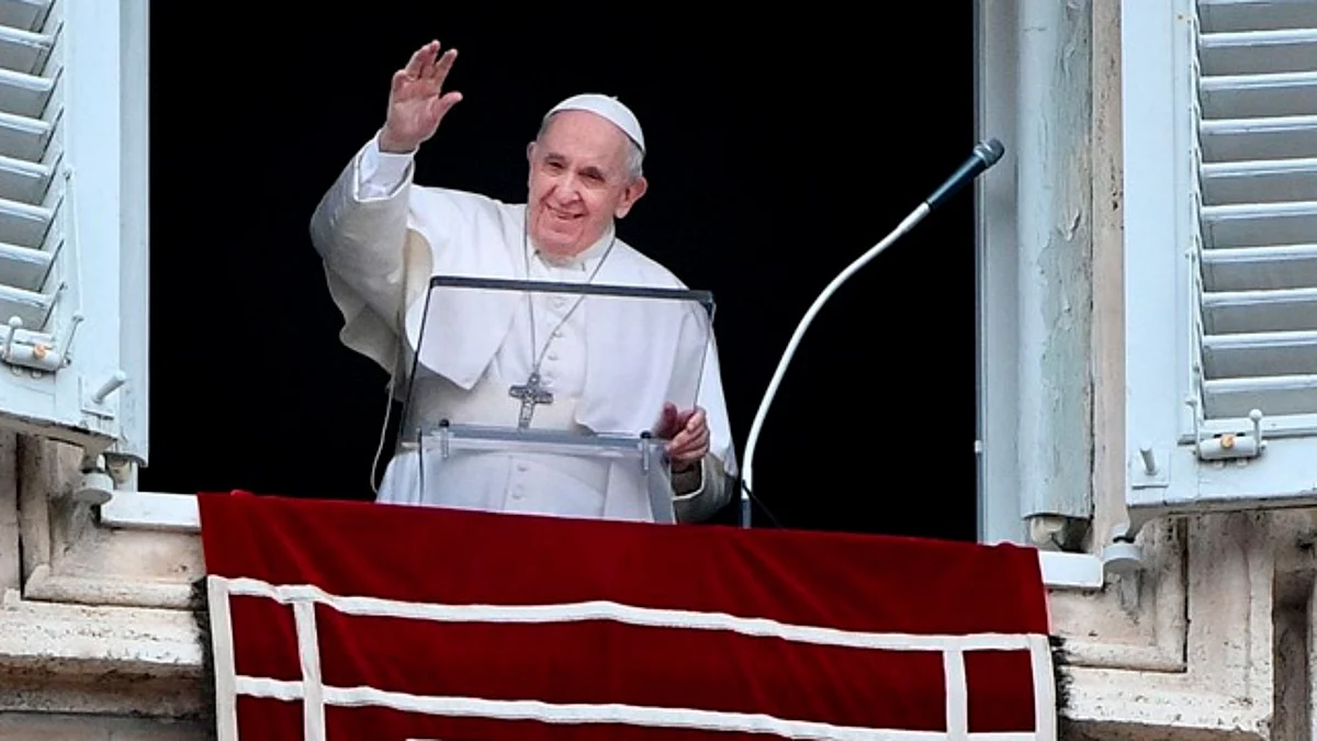 Papa Francisco recibe de regalo playera del PSG autografiada por Messi