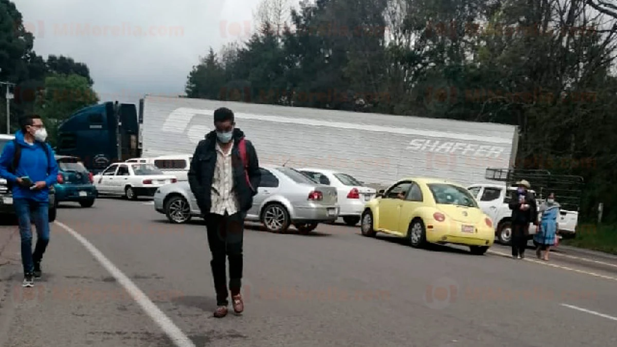 Comuneros bloquean carretera a Paracho por crimen de taxista