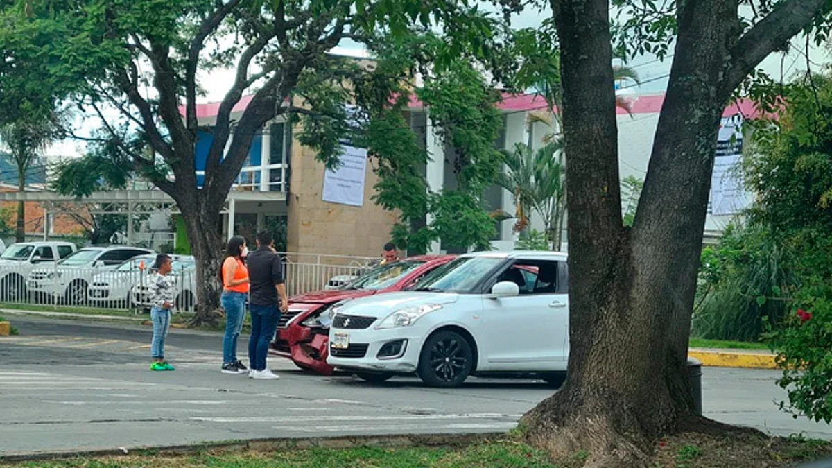 Los vehículos involucrados son uno de la marca Suzuki color blanco y otro de la marca Nissan, color guinda