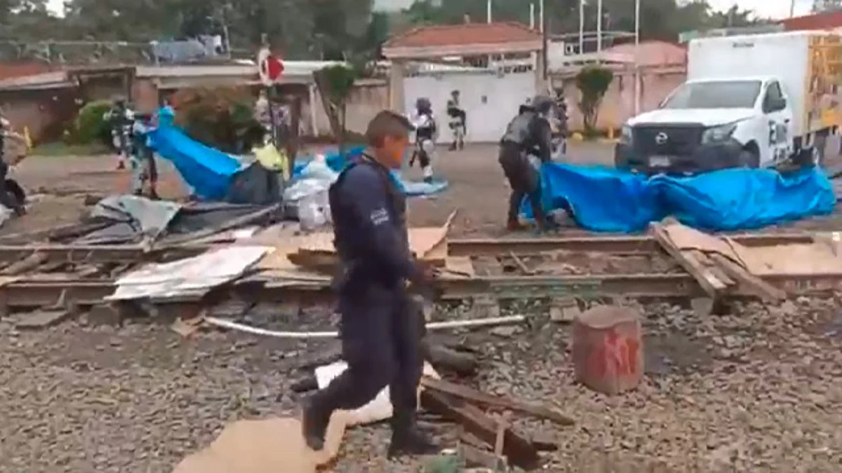 Desalojan a docentes del bloqueo en vías del tren en Uruapan y Pátzcuaro