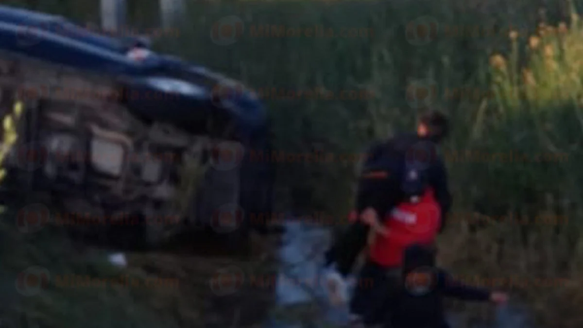 Conductor queda herido tras volcar en la carretera Morelia-Salamanca