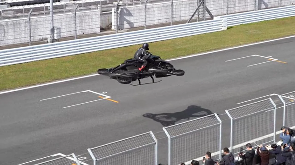 Empresa japonesa presenta su futurista moto voladora que cuesta más de 14 mdp