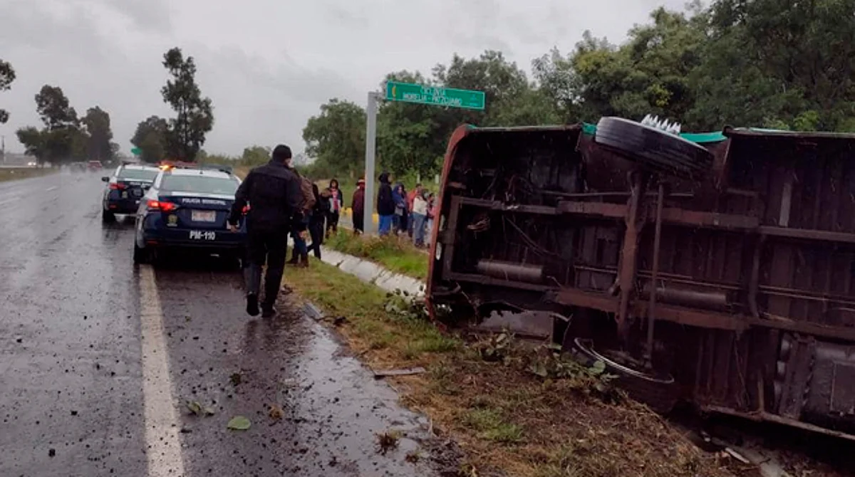Vuelca camión de pasajeros en la Morelia-Pátzcuaro