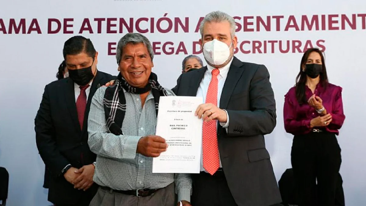 Entrega Ramírez Bedolla 69 escrituras en Uruapan
