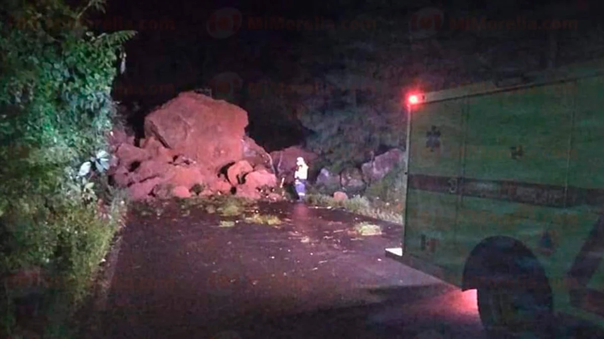 Deslave bloquea carretera Tancítaro-San Juan Nuevo