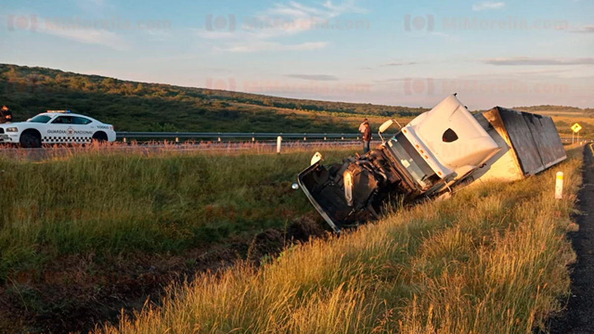Un tráiler abandonó la vialidad y cayó al camellón de la autopista, donde quedó recostado sobre su lado izquierdo
