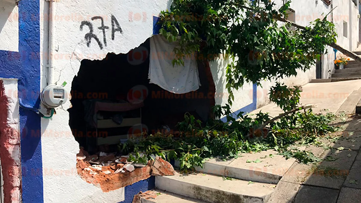 Camioneta repartidora de gas se impacta contra casa y derriba pared, en Morelia