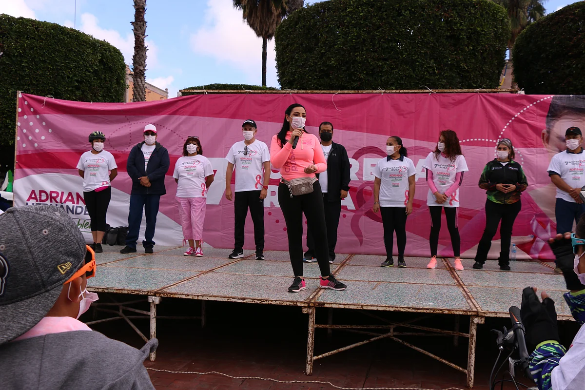 Realiza Adriana Hernández 7ª Carrera Rosa contra el cáncer de mama