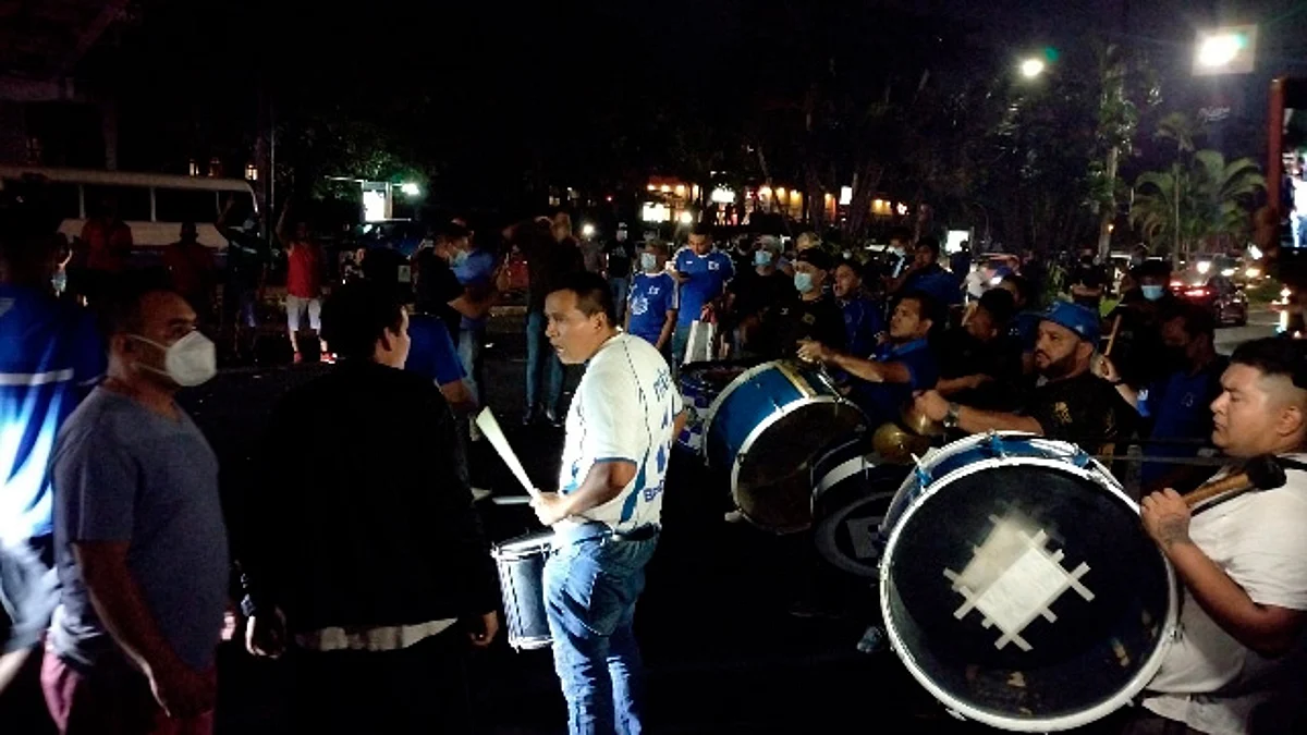 Aficionados de El Salvador llevan serenata a la Selección Mexicana