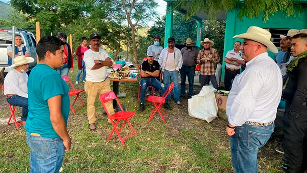 Comuneros de Madero logran compromiso del edil para obra de agua potable