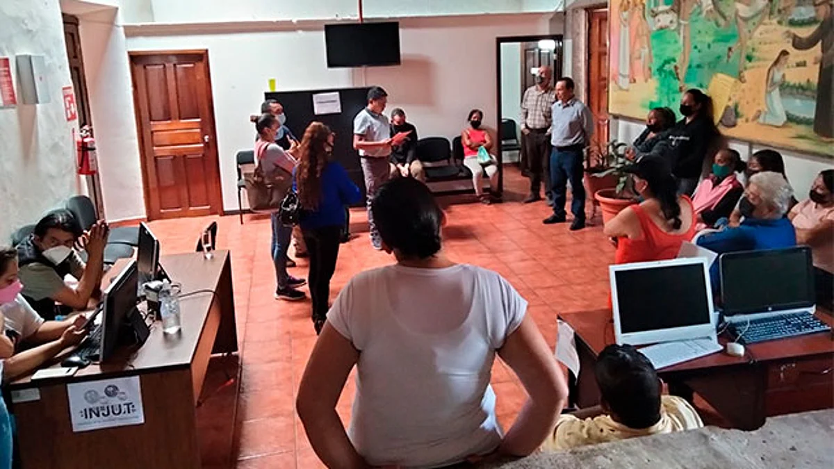 Comerciantes de Tacámbaro gestionan renovación de permiso para seguir trabajando