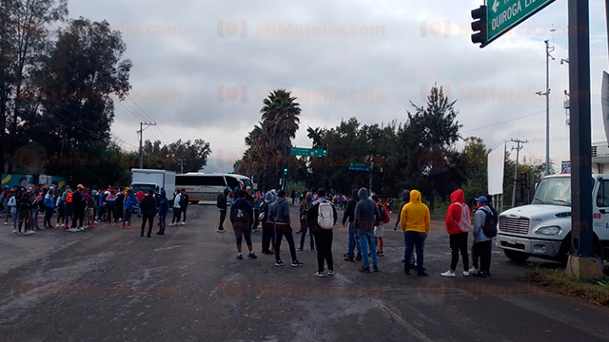 Morelia: bloquean normalistas y profesores libramiento y Calzada La Huerta