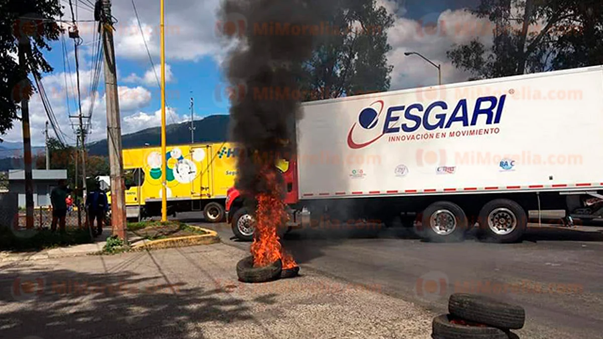 En Uruapan, egresados normalistas bloquean con camiones de carga