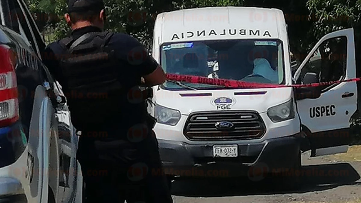Hombre es hallado muerto en la orilla de la carretera Morelia-Salamanca