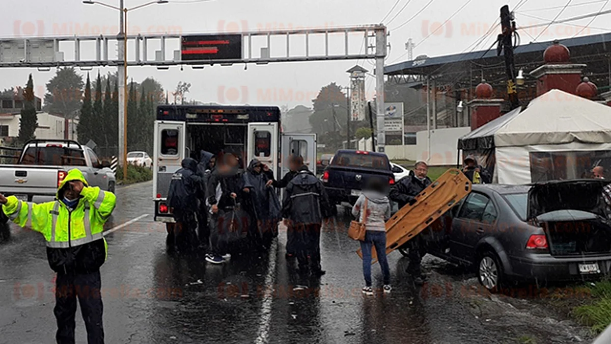 En Uruapan, auto se sale del camino; hay 4 lesionados