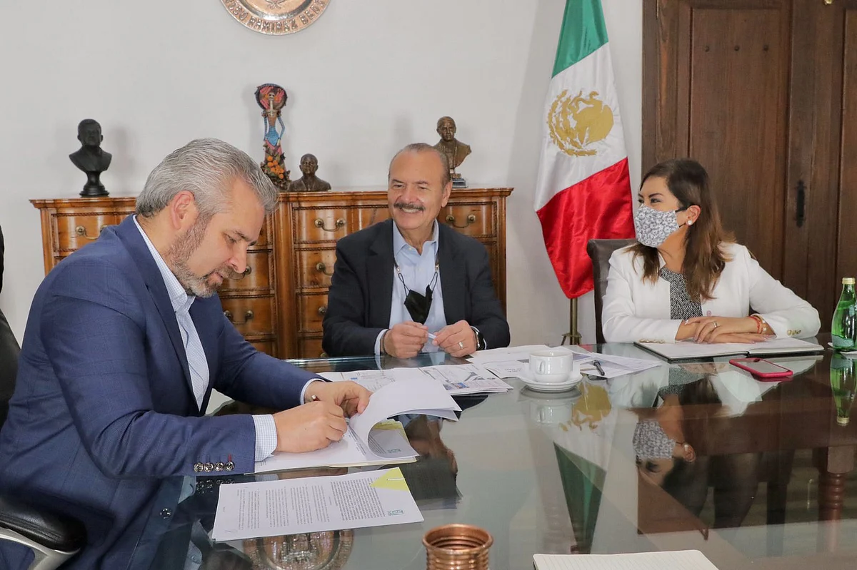 Bedolla suma esfuerzos con el IMSS para mejorar atención a pacientes en Michoacán