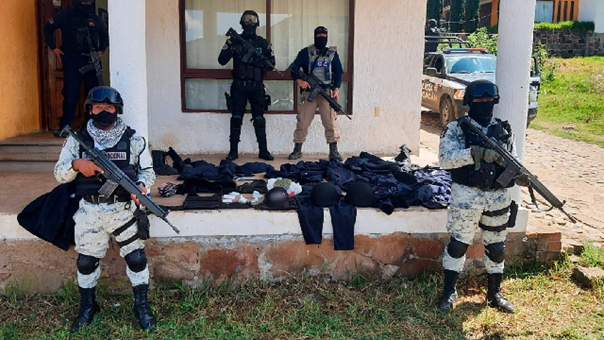 Aseguran a dos en posesión de droga y equipo táctico en Tlalpujahua