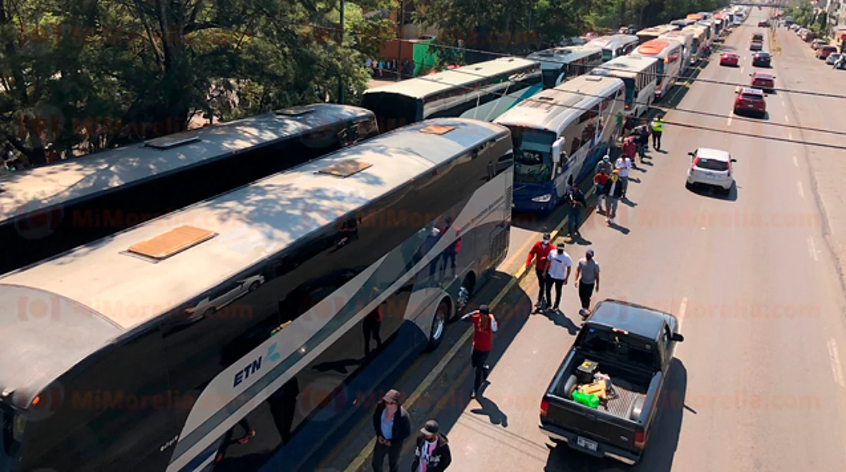 Normalistas arriban a Morelia en más de 30 autobuses retenidos