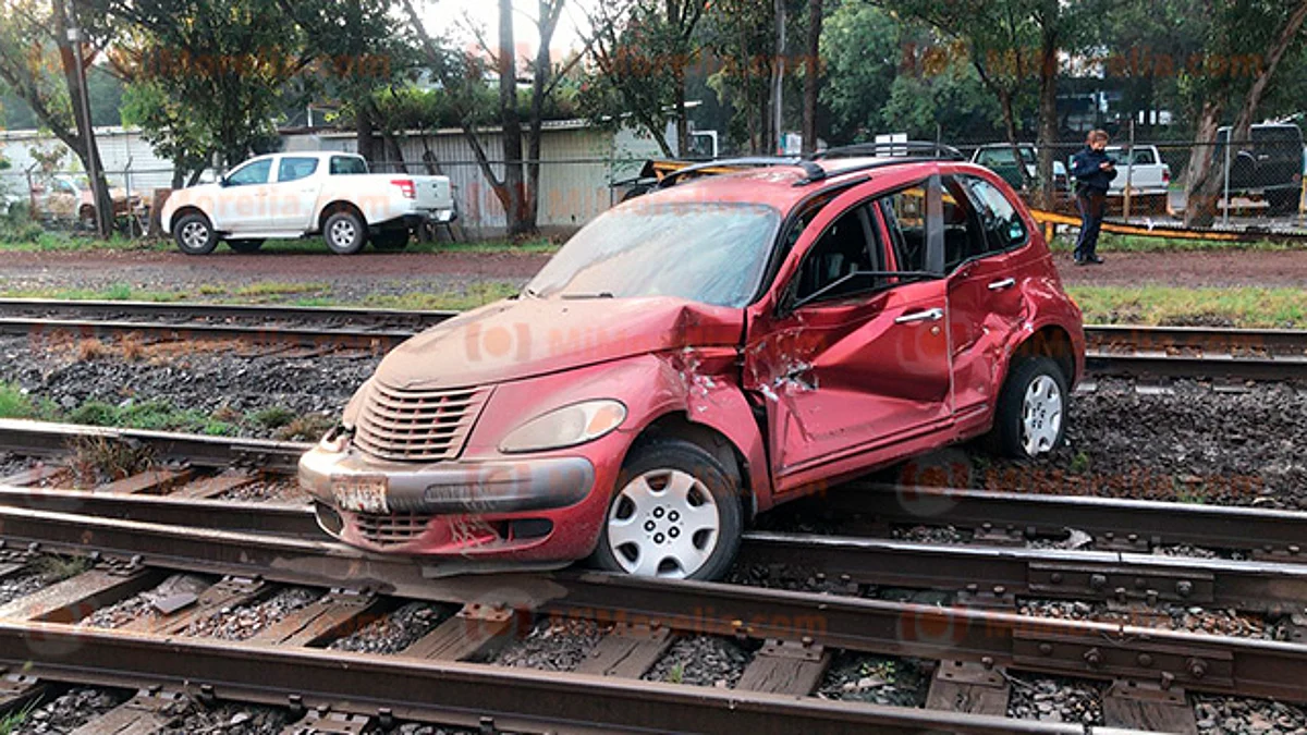 Por querer ganar el paso, vehículo es arrastrado por el tren, en Morelia