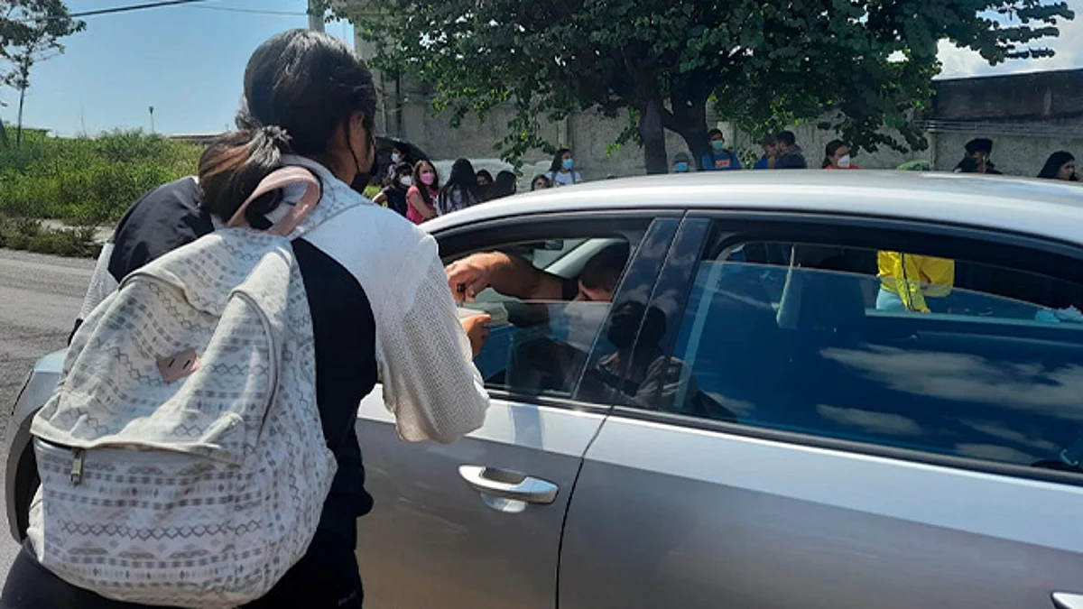 Con boteo, profesores y egresados normalistas se manifiestan en Caltzontzin