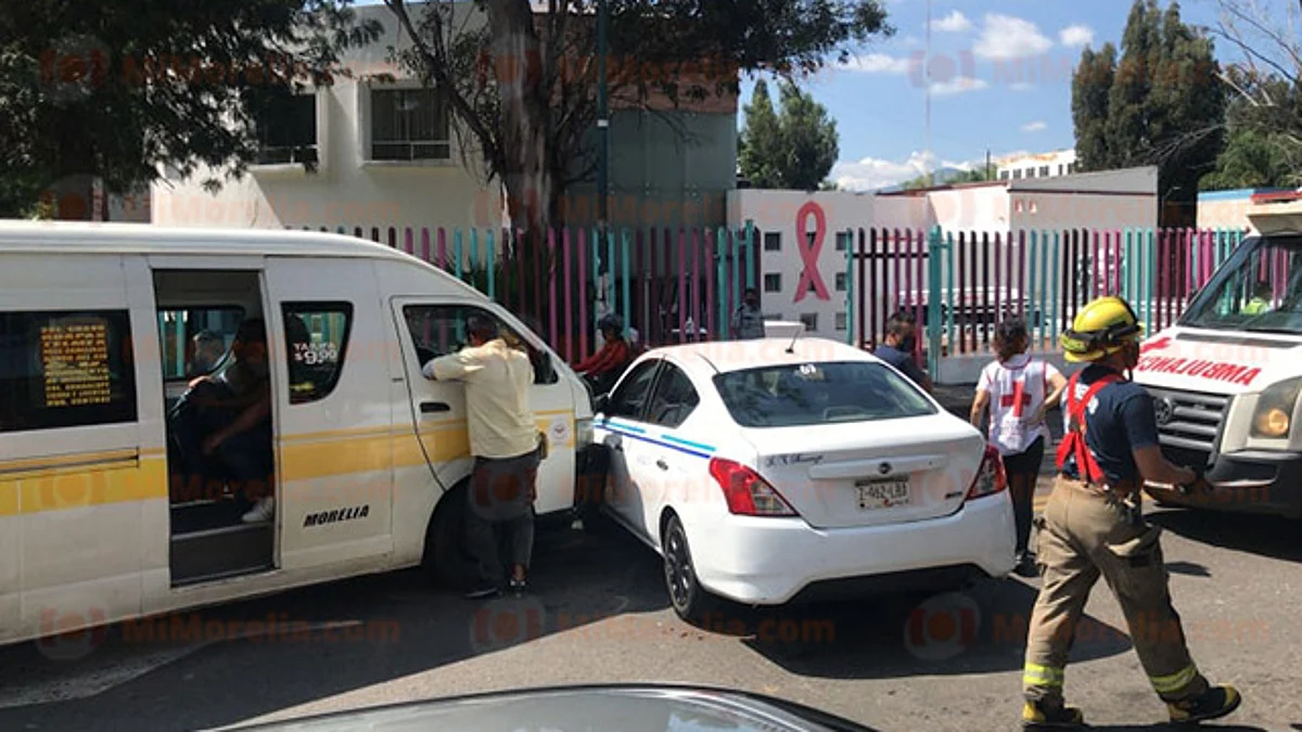 Choque entre combi y taxi deja 11 heridos en la Ventura Puente