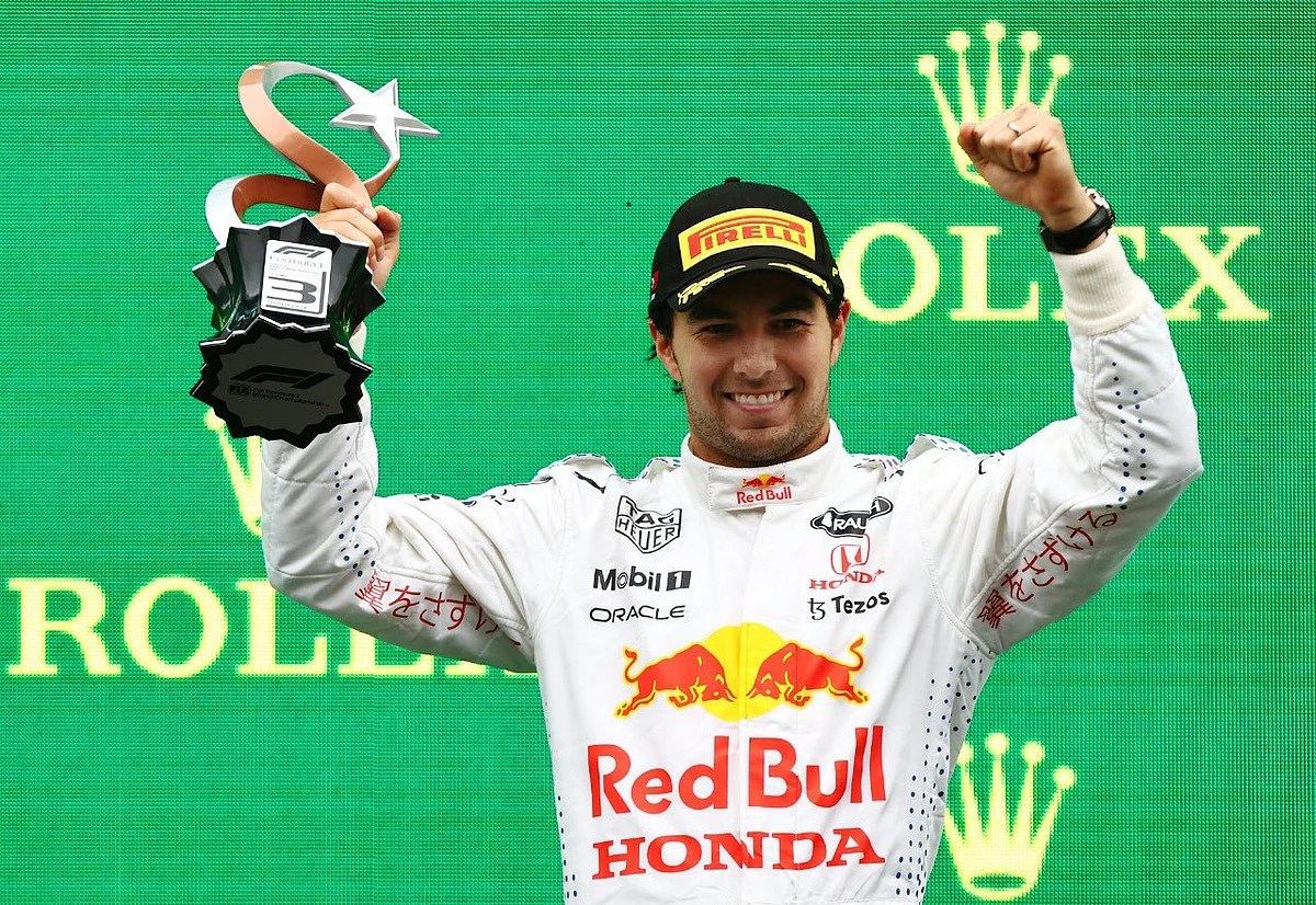 Checo Pérez consigue podio en el GP de Turquía; se queda en 3ro